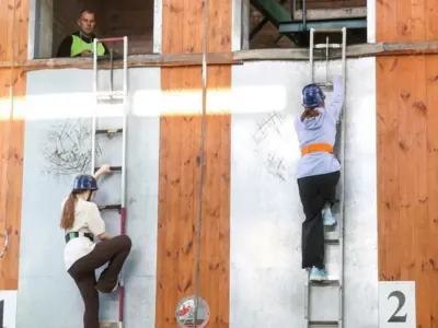 В Бресте проходит первенство города по подъему по штурмовой лестнице