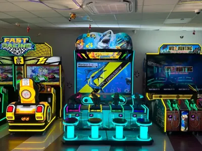 На Советской в Бресте открылся огромный зал аркадных автоматов с боулингом, баскетболом и эксклюзивным пинболом — показываем, что внутри