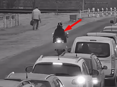 В Бресте мотоциклист получил штраф за объезд очереди перед переездом — видео