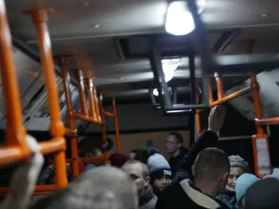 Узнали, обязательно ли снимать рюкзак с плеча в общественном транспорте