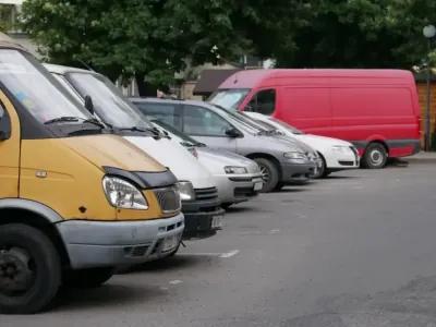 В частном секторе можно парковаться у чужого забора? Участковый объяснил, где граница