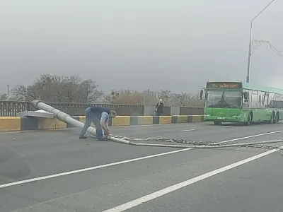 На путепроводе по ул. Ленина в Бресте демонтируют старые осветительные опоры