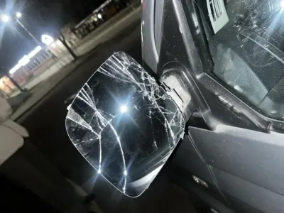 В Барановичах мужчина разбил зеркало автомобиля из-за «слишком близкого» проезда