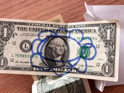 В Беларуси дети нашли заначку отца и разрисовали доллары — что теперь с деньгами