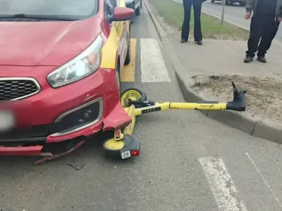 Самокатчик не спешился и попал под авто — момент попал на видео
