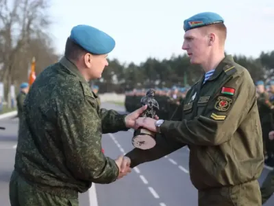 Торжественное прощание на плацу: брестские десантники завершили срочную службу