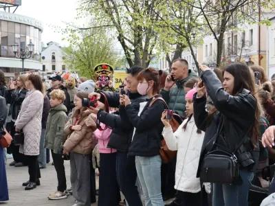 В Бресте прошёл праздник китайской культуры — горожане примеряли костюмы и писали иероглифы