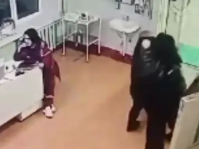 В Беларуси мужчина в больнице завладел оружием сотрудника милиции и направил ему в голову