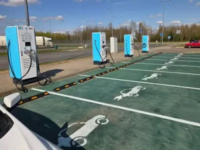 В Брестской области на трассе М1 появились быстрые зарядки для электрокаров — где именно