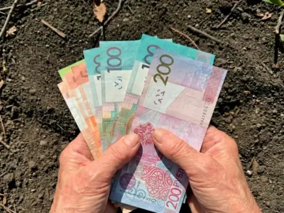 Можно ли в Беларуси получать и пенсию, и зарплату одновременно — разбираемся