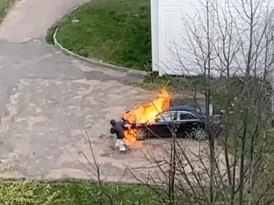 В Беларуси мужчины поссорились на улице — один из них поджёг машину обидчика
