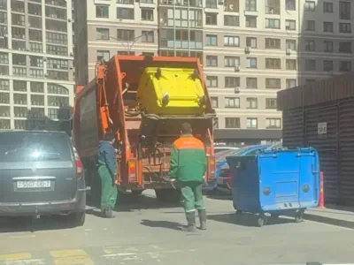 Белорус снял видео, как мусор из раздельных контейнеров грузят в одну машину — вот объяснение