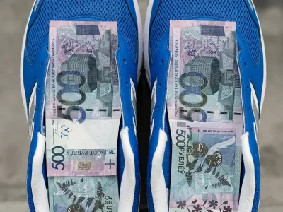 Белорус забирал на почте посылки с обувью — под стельками прятали 80 тысяч рублей