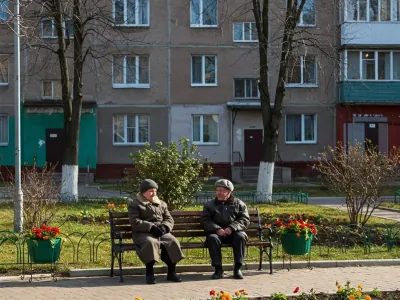 Пенсии и пособия за 9 мая выплатят досрочно: когда получать