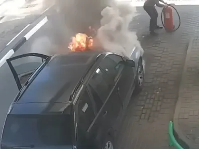 В Беларуси девушка приехала на дымящейся машине на заправку — видео