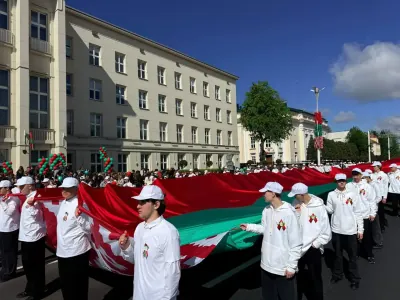 В Бресте 150 человек пронесли 100-метровый флаг Беларуси — праздник на площади Ленина