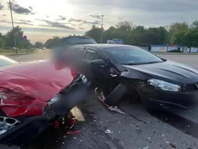 На М1 под Кобрином Nissan въехал в отбойник — за рулём была 80-летняя женщина