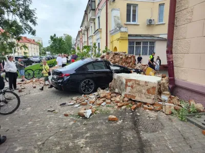 В Бобруйске автомобиль снёс столб и обрушил стену здания — видео и фото