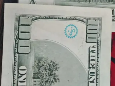 В США показали обновленную 100-долларовую купюру — вот что в ней нового