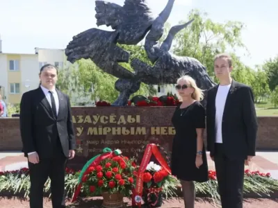Пять лет назад они отвели самолёт от домов и погибли. В Барановичах почтили память лётчиков-героев