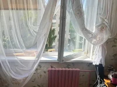 Мама была на кухне — в это время дочь выпала из окна пятого этажа