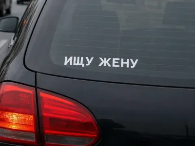 За наклейку на машине в Беларуси можно получить штраф — ГАИ напомнила о правилах