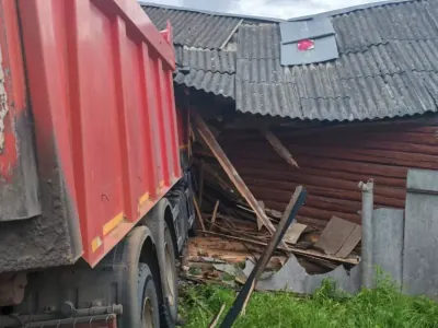 В Добруше большегруз въехал в дом — хозяева купили его совсем недавно