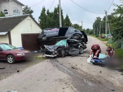 Mercedes врезался в припаркованные авто — водитель погиб