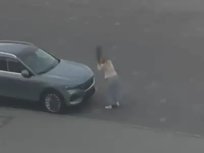 Сорвала номер и избила им капот: в Пинске женщина разгромила чужой Voyah
