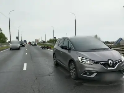 Мотоциклист врезался в попутную легковушку в Бресте