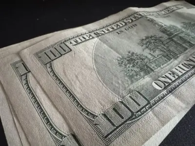Белорус хранил 1300 долларов в диване и получил неожиданный сюрприз