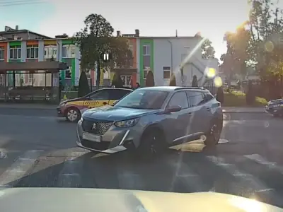 В Бресте водители не поделили выезд — что говорят ПДД