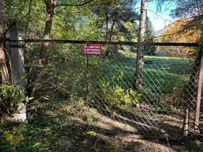 В Бресте после ролика с подростками на закрытой территории забор обнесли колючей проволокой