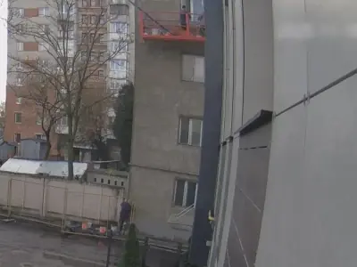 Двое рабочих упали вместе с люлькой и выжили, а рабочий на земле погиб — кого обвиняют в Бресте