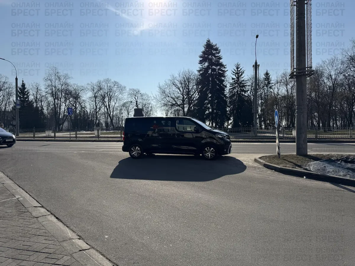 Читательница: Как вам такая парковка? Фото сделаны в Бресте