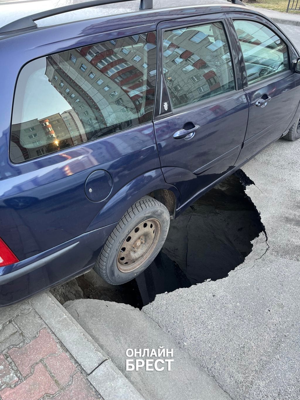 Читатель: В Бресте под машиной провалился асфальт — Ford чудом держится за бордюр