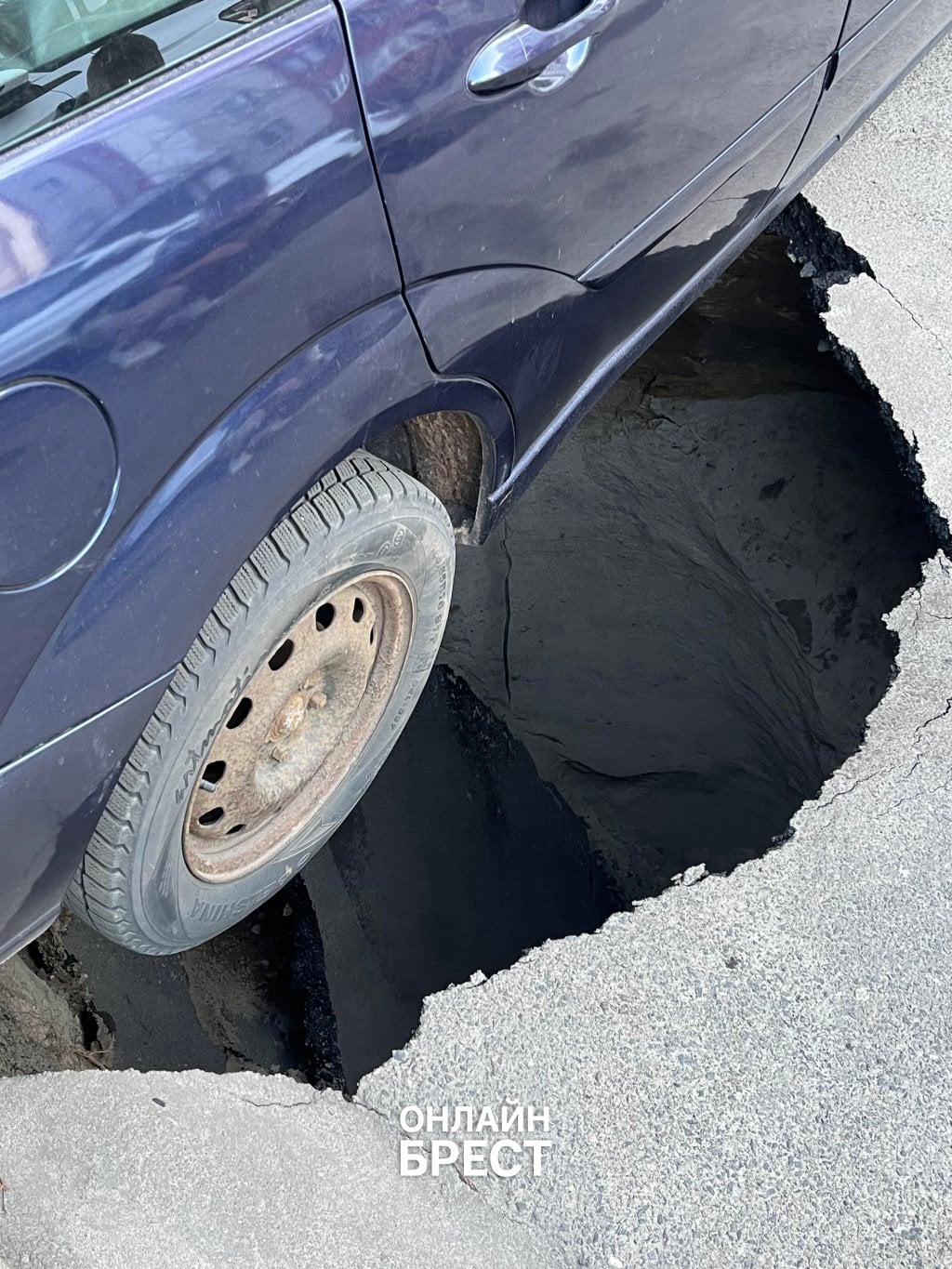 Читатель: В Бресте под машиной провалился асфальт — Ford чудом держится за бордюр