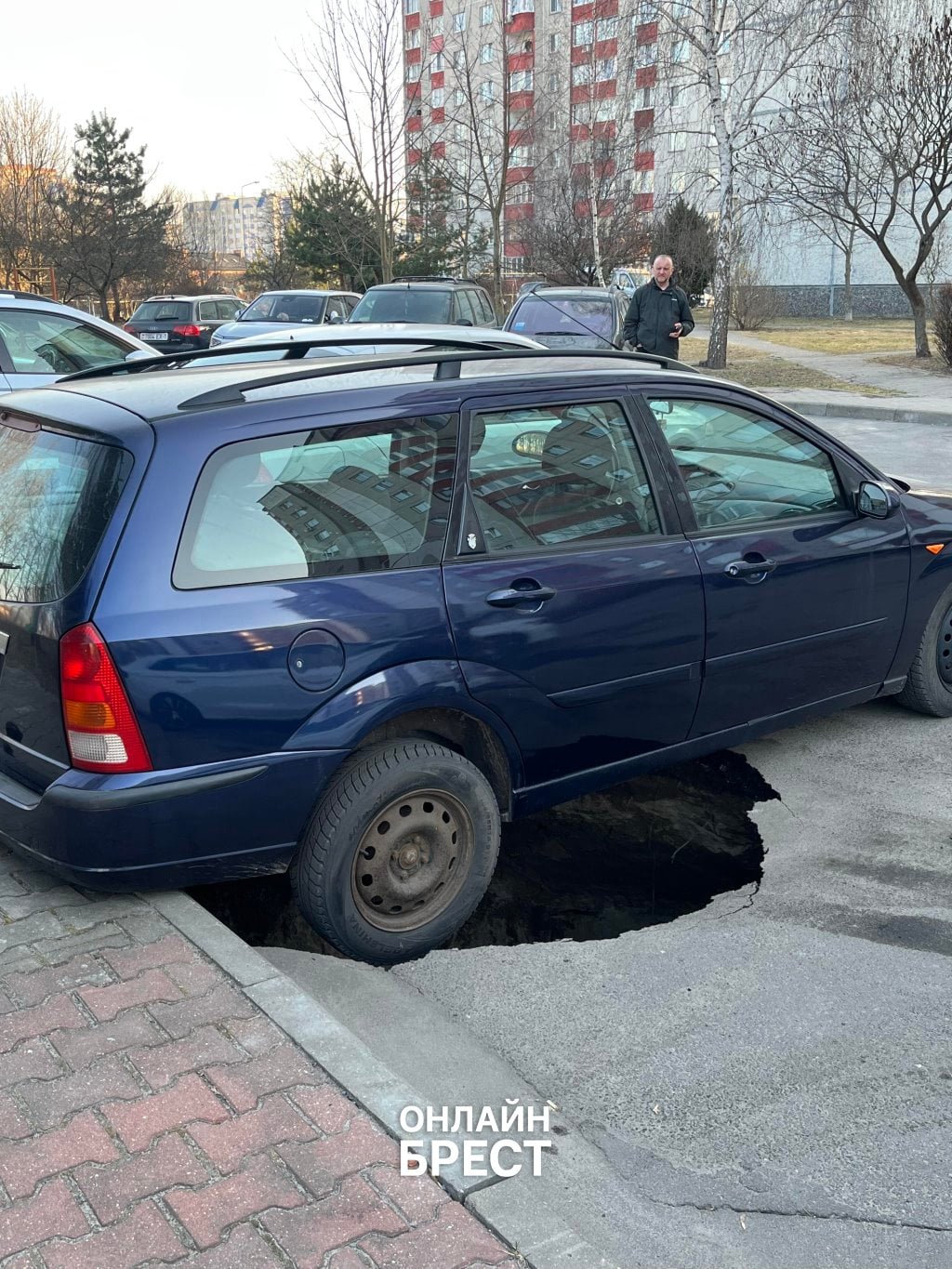 Читатель: В Бресте под машиной провалился асфальт — Ford чудом держится за бордюр