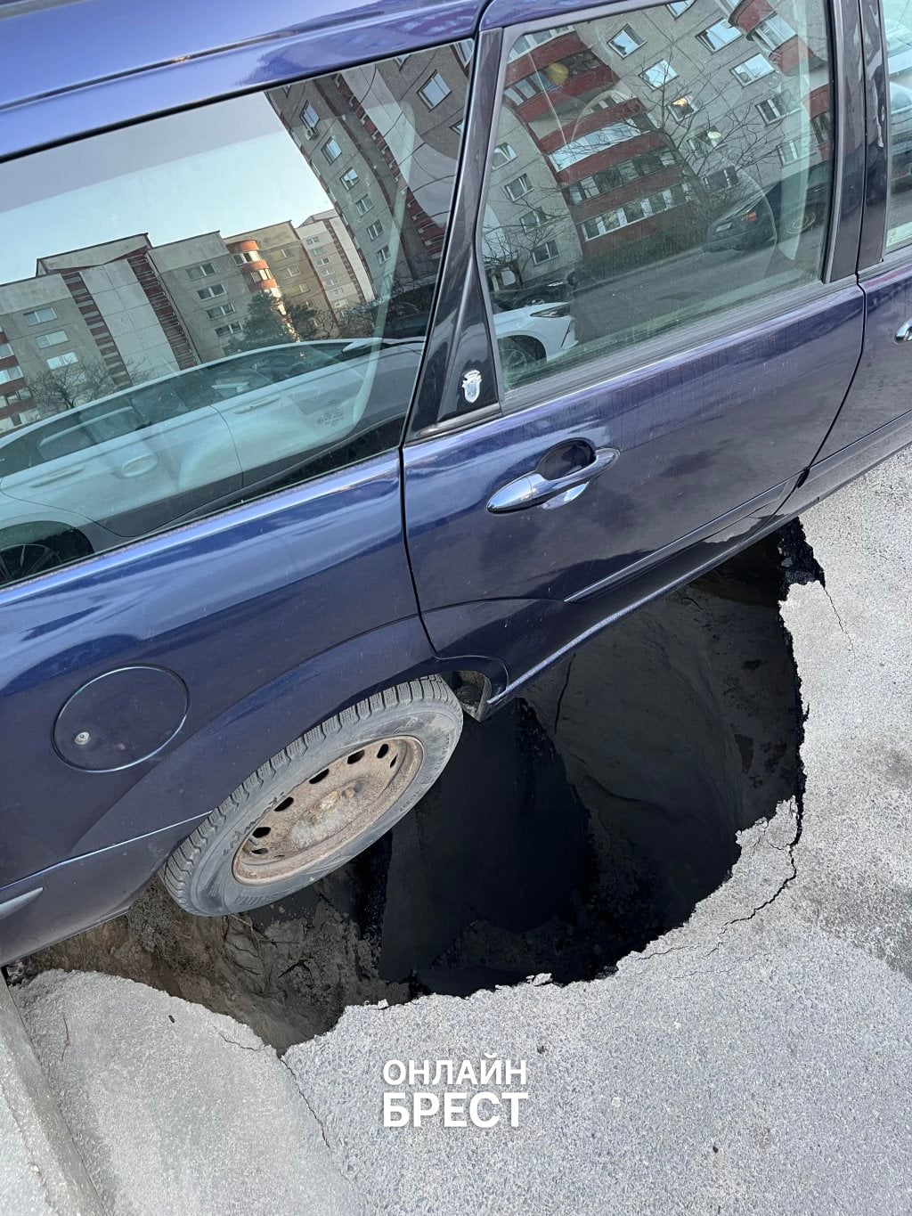 Читатель: В Бресте под машиной провалился асфальт — Ford чудом держится за бордюр
