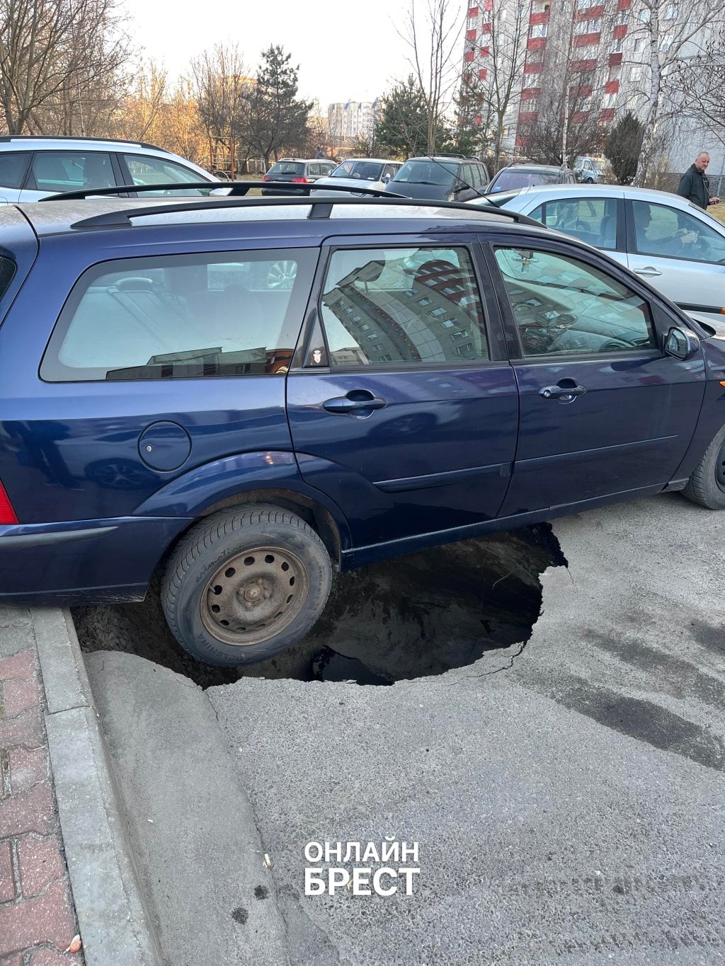 Читатель: В Бресте под машиной провалился асфальт — Ford чудом держится за бордюр