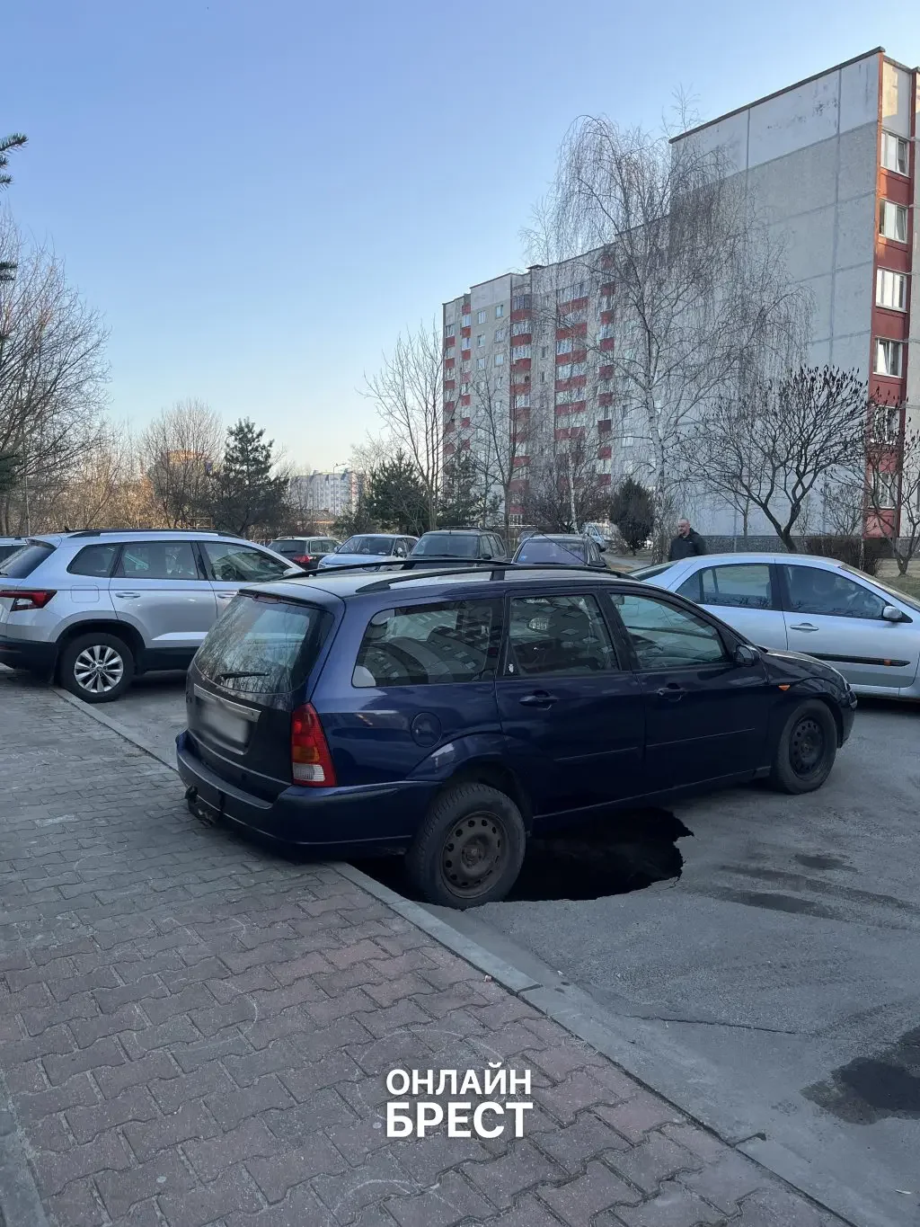 Читатель: В Бресте под машиной провалился асфальт — Ford чудом держится за бордюр