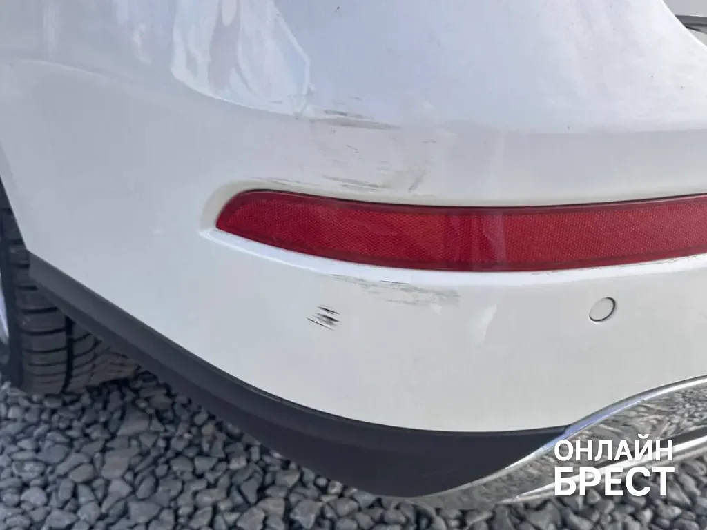 Читательница: В Бресте девушка повредила авто на парковке и скрылась