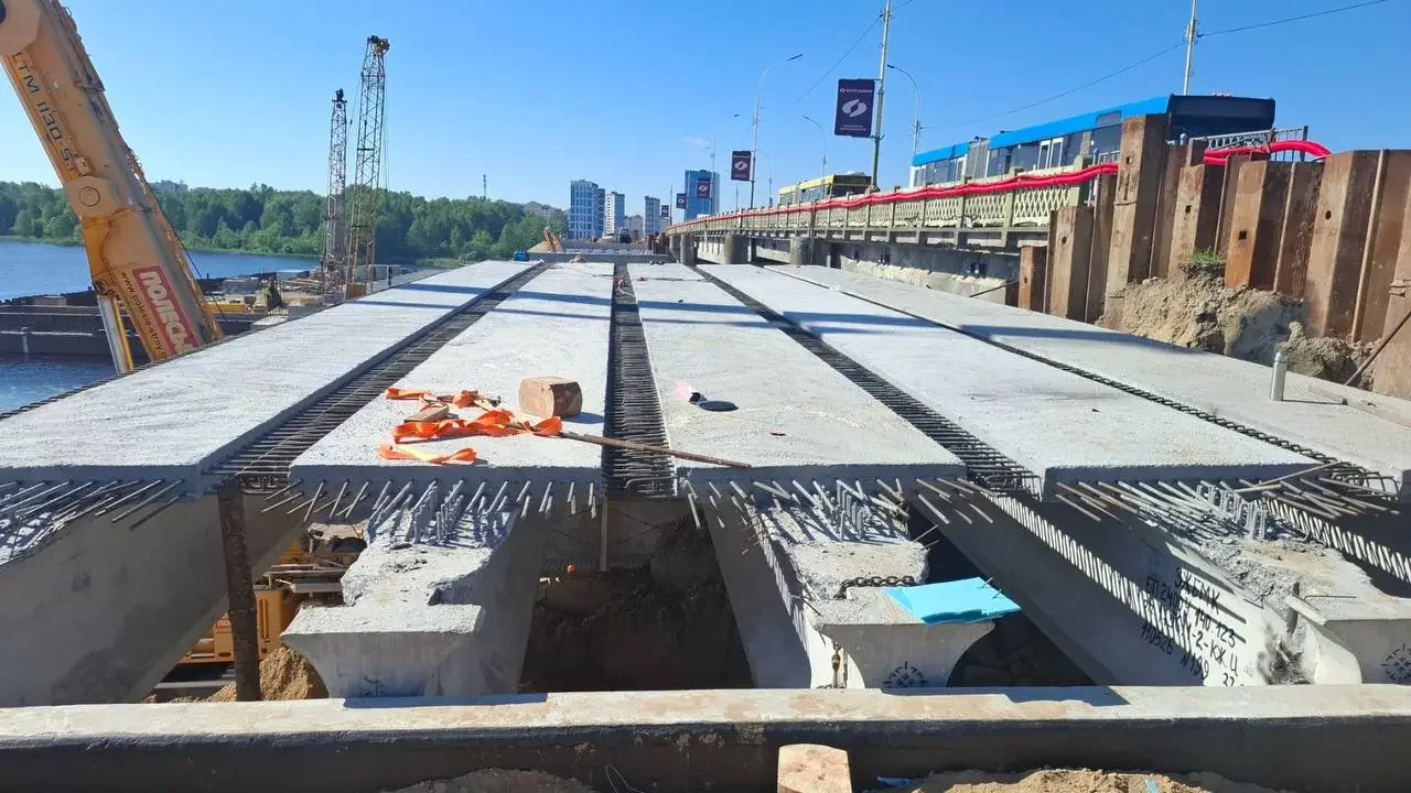 В Бресте на мосту по бульвару Шевченко проходят работы по монтажу 24-метровых балок