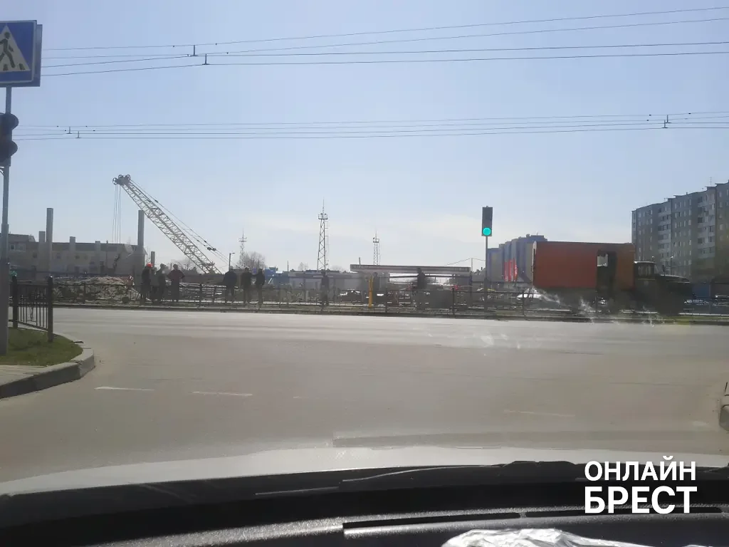 Старое фото Бреста: начало строительства магазина «Mart Inn» на Суворова