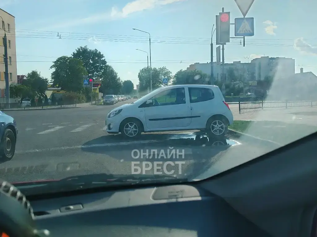 Читатель: Как здесь оказался автомобиль? Фотофакт из Бреста