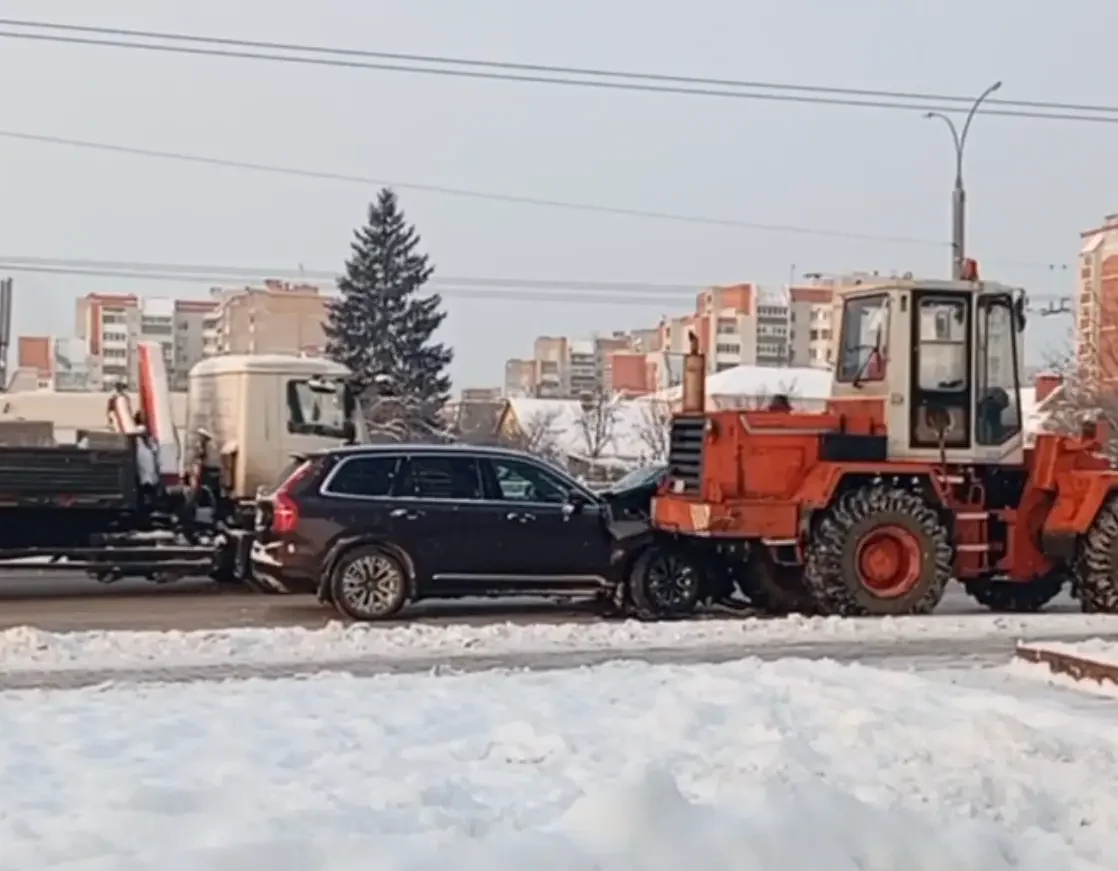 Читатель: В Бресте сегодня около «Беларусбанка» столкнулись автомобиль и спецтехника