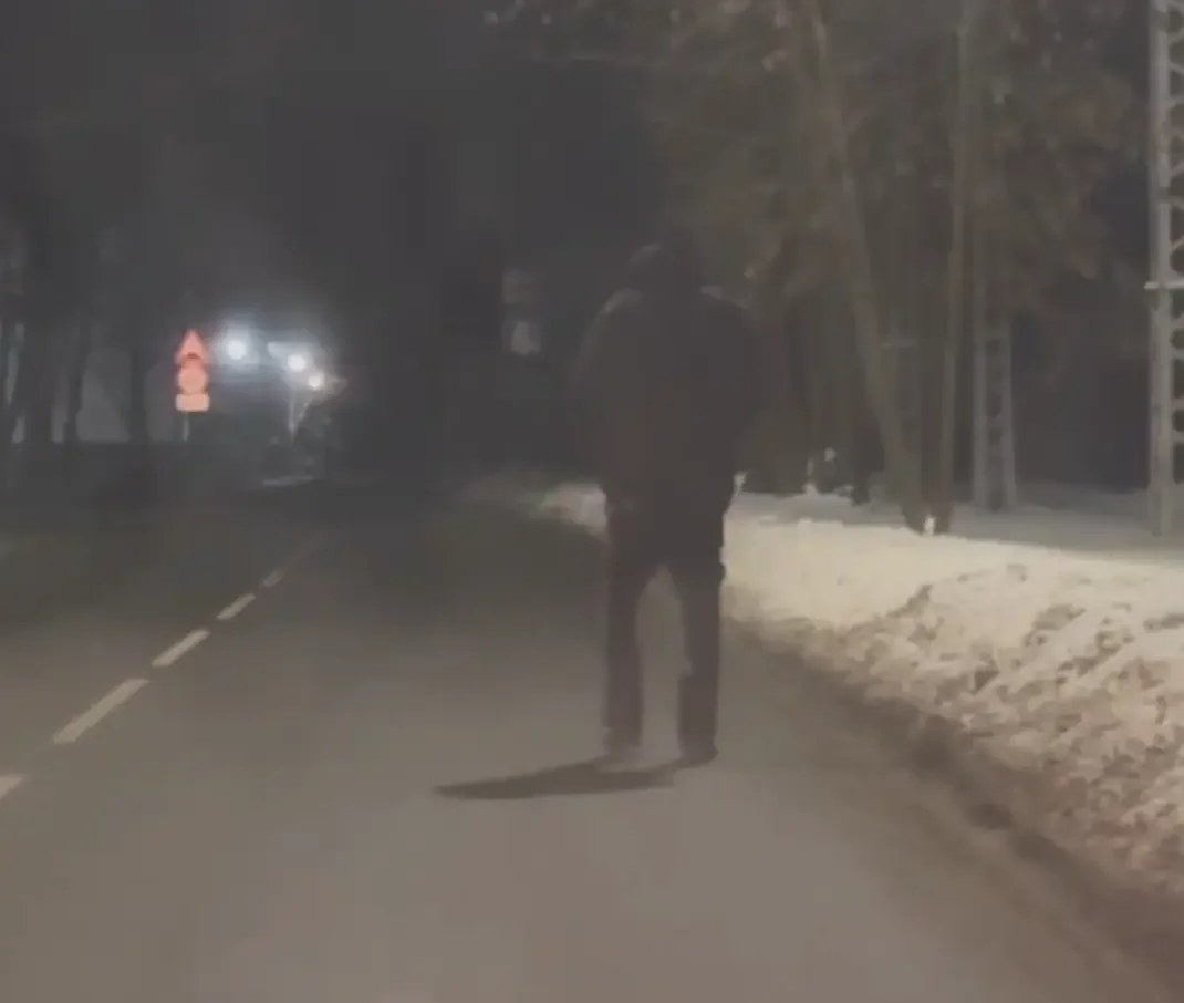 Читатель: В Бресте мужчина, предположительно в нетрезвом состоянии, разгуливал прямо по дороге. Вызвали ГАИ. Сработали оперативно